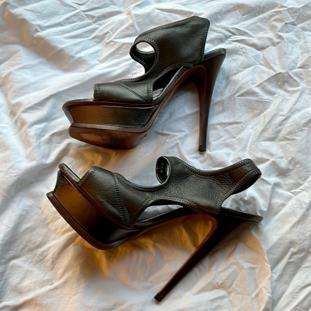 Gorgeous YSL Yves Saint Laurent Platform Heels Pewter -Silver Gray- beautiful!